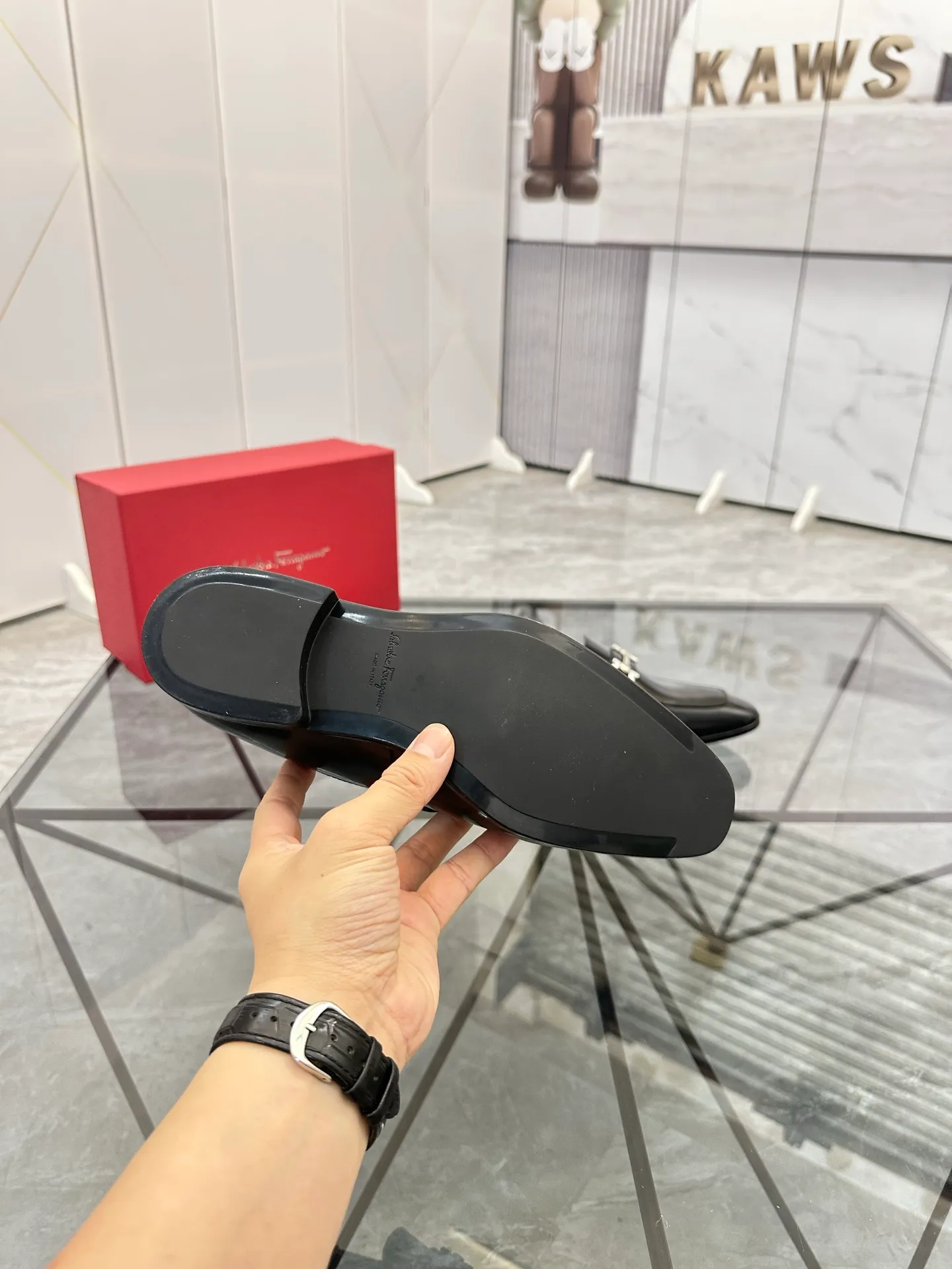 Men's shoes: 💰P640¥ High-end quality Product trademark: Ferragamo* "Ferragamo*" leather shoes Regular size: 38-44 (can be customized to 45.46.) Product materials: imported first-layer cowhide leather upper, cowhide lining, original outsole. Number: 688